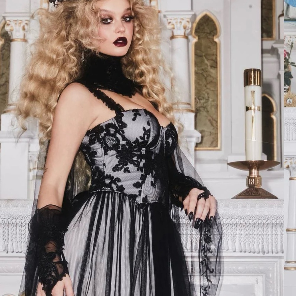 Elegant Black Lace Wedding Dress